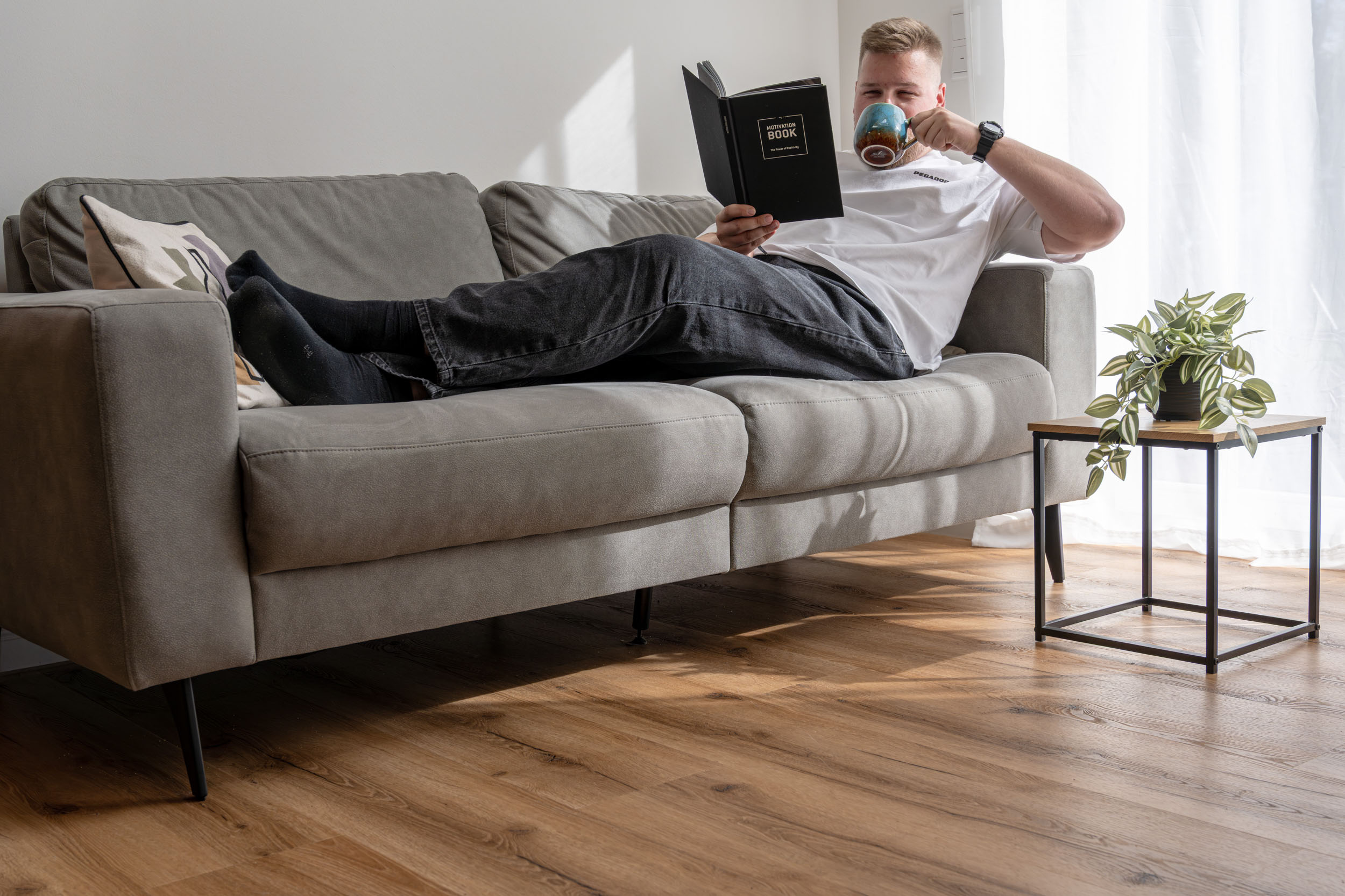 Wohnzimmer mit Sofa und Vinylboden